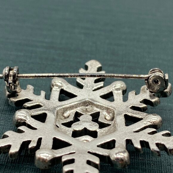 Vintage Rhinestone Snowflake Brooch Silver Tone With Green and Blue Rhinestones - Picture 8 of 10